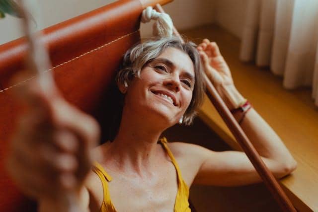 Femme de 50 ans, calme, écouteurs, sérénité et bien-être